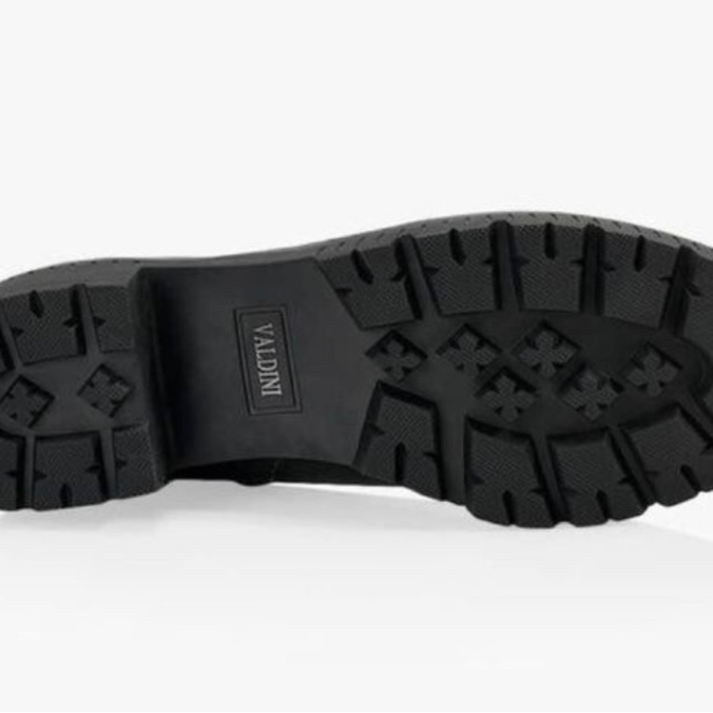 Valdini boots size 6 women for winter. These boots are waterproof. - Picture 4 of 5